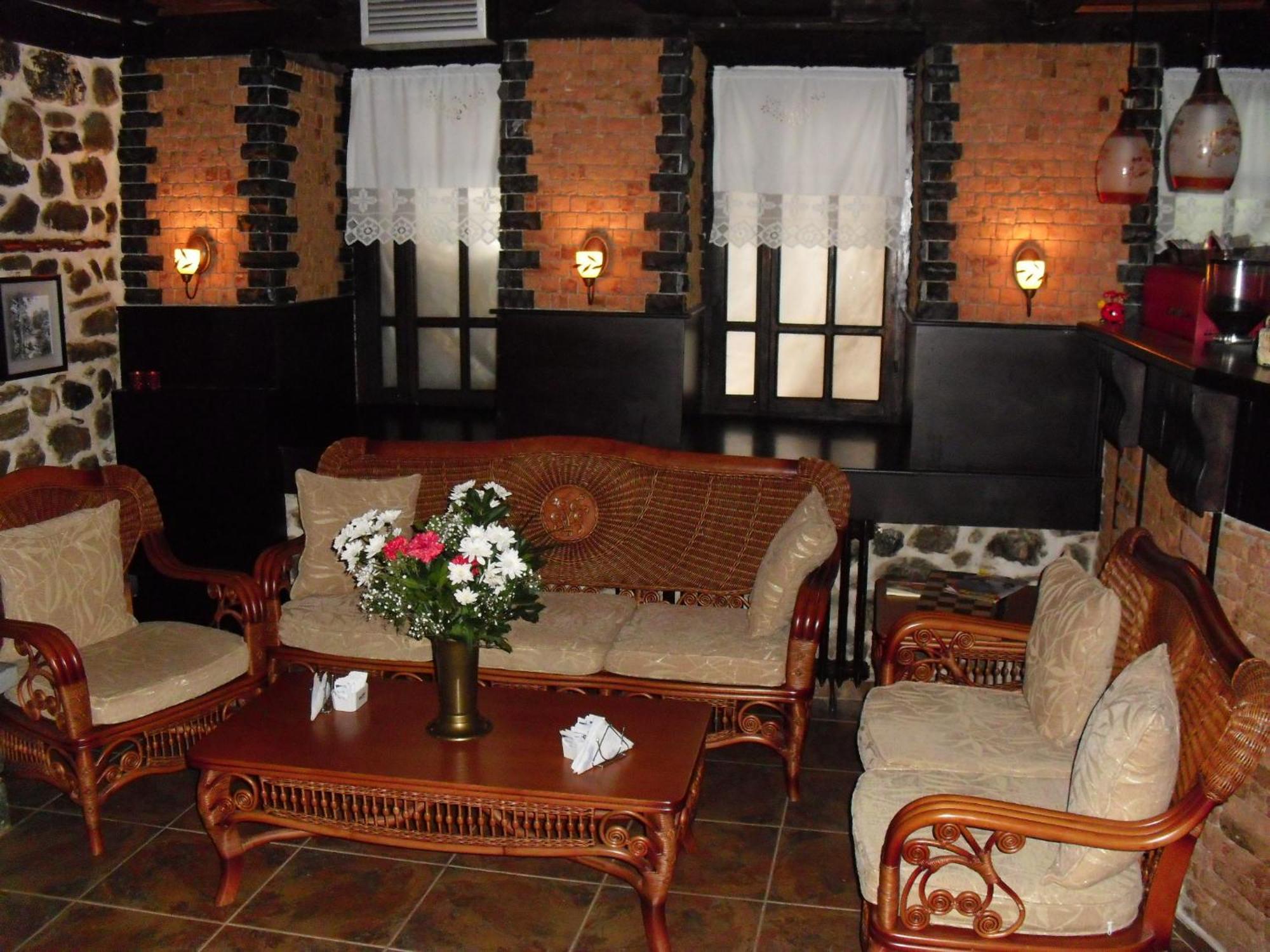 Guest House Bujtina Leon Korça Exteriör bild