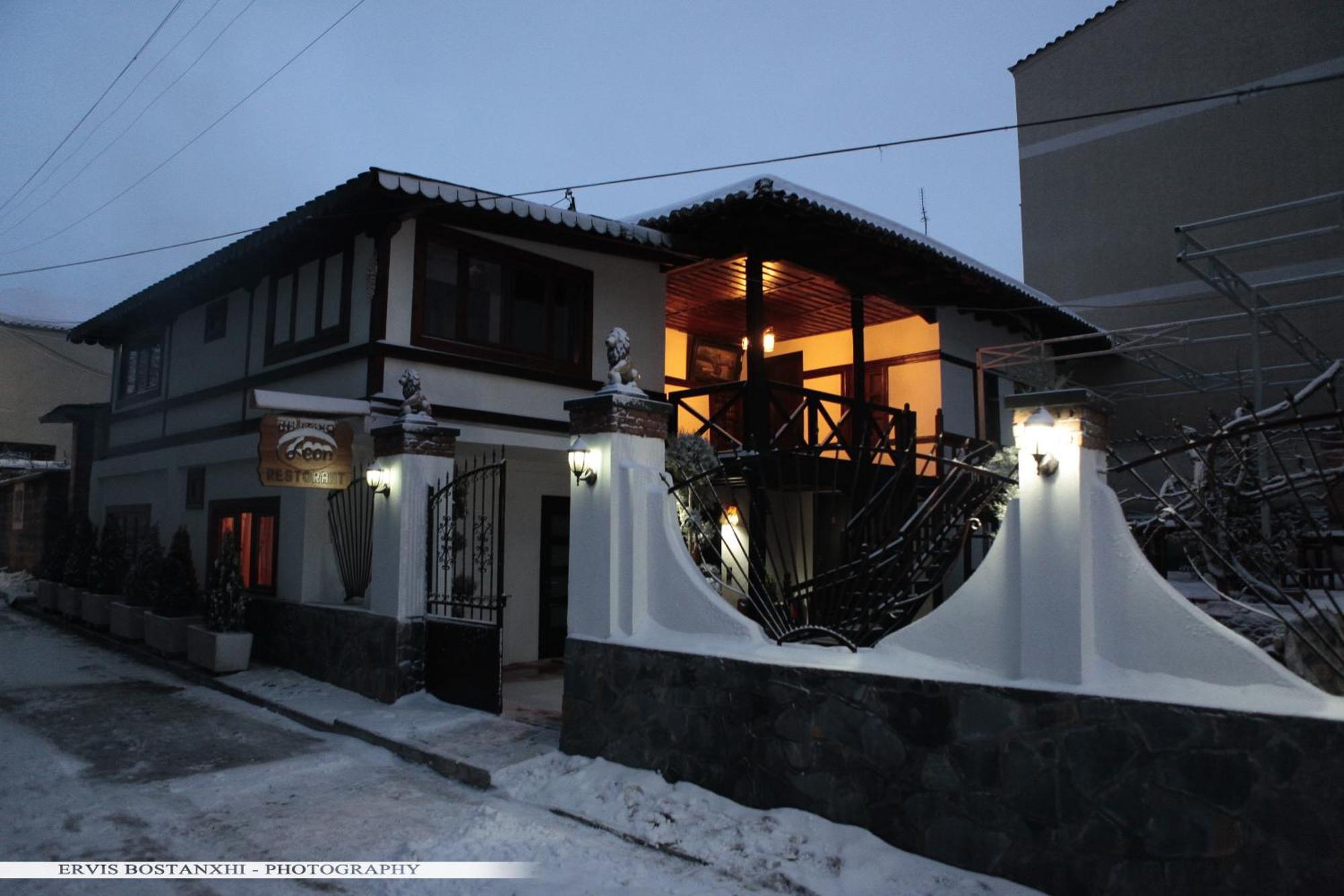 Guest House Bujtina Leon Korça Exteriör bild